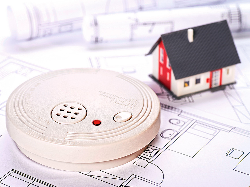 Dūmu detektori ir aprīkoti ar fotoelektronisku dūmu atpazīšanas ietaisi, kas ar skaņas signālu brīdina, ka telpā sasniegta konkrēta dūmu koncentrācija. 