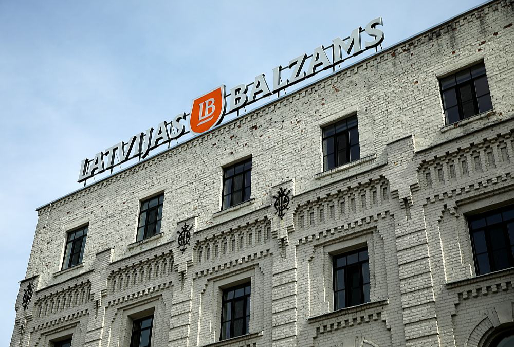 Vai "Amber Latvijas Balzams" būs dzīvotājs, to pagaidām grūti prognozēt. VID ir apņēmības pilns atgūt uzņēmuma 28 miljonu eiro nodokļu parādu, bet tā akciju cena biržā, iespējams, varētu augt ar nosacījumu, ka uzņēmums reāli atgūst lielu daļu izsniegto aizdevumu radniecīgajām sabiedrībām, kas, pēc ekspertu teiktā, ir lielākais aktīvs "Amber Latvijas balzama" bilancē.