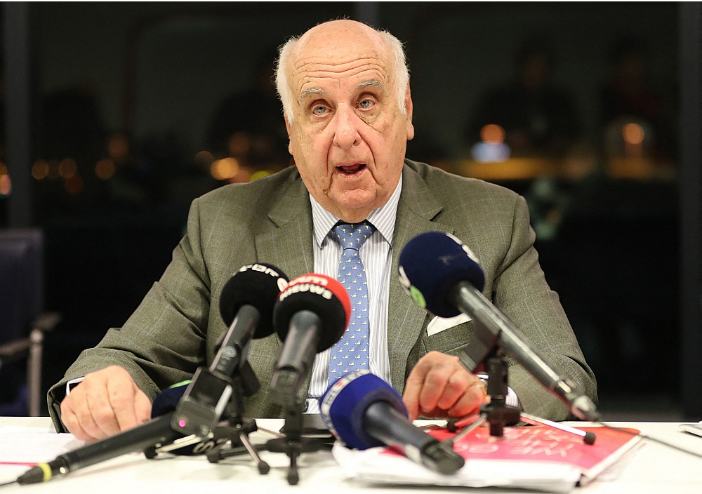 Etjēns Davinjons pēdējos gadu desmitos ieņēmis dažādus augstus amatus privātajā sektorā. Attēlā viņš redzams, 2018. gadā esot Beļģijas nacionālās lidsabiedrības "Brussels Airlines" direktoru padomes priekšsēdētāja amatā.