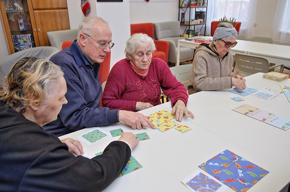 Aprūpētājs Gintars Vitkus piedalās nodarbībās kopā ar klientiem, atbalsta un iedrošina viņus.
