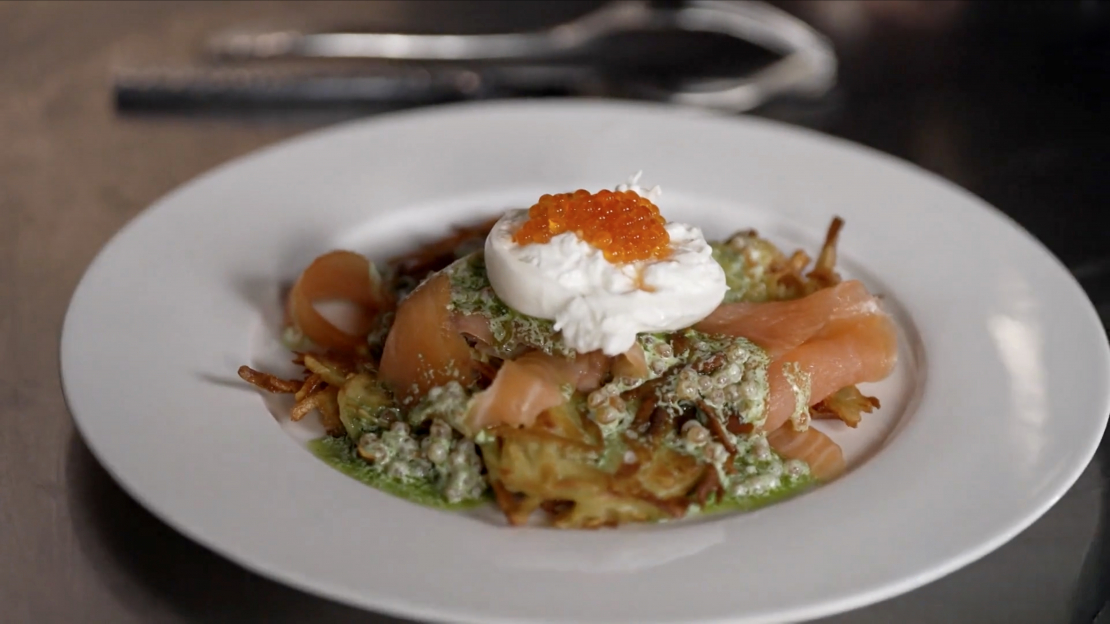 Mārtiņa Sirmā kartupeļu pankūkas ar lasi un kaviāru.