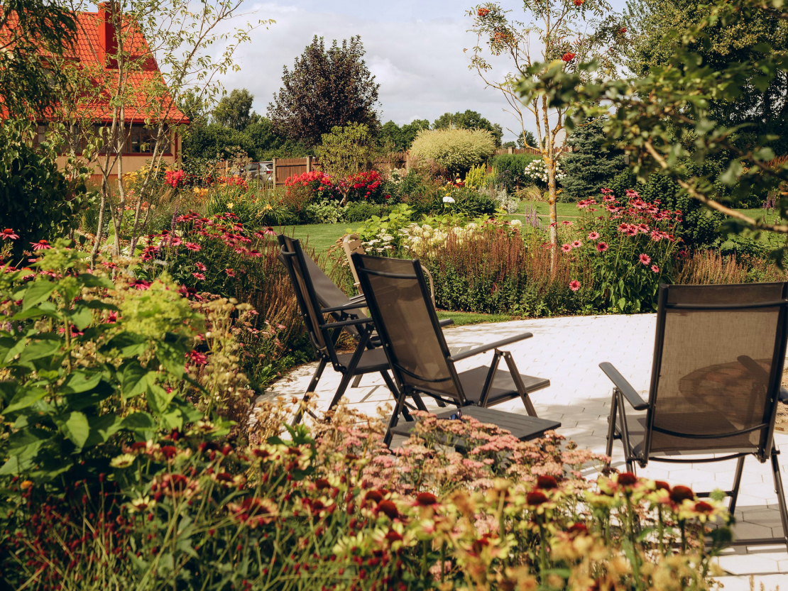 Kopts mūsdienīgs dārzs.