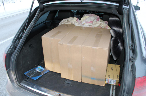 Valsts policija automašīnas bagāžas nodalījumā konstatē 30 000 cigarešu bez akcīzes nodokļu markām.