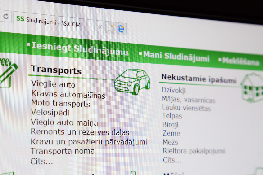 Sludinājumu portāla "ss.com" ("ss.lv") mājaslapa monitora ekrānā.