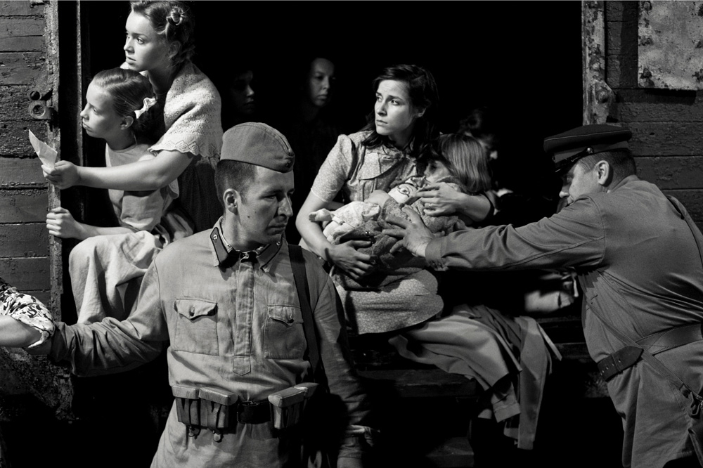 Baltijas valstīs daudzi ekrāna darbi vēsta par padomju okupācijas varas īstenoto deportāciju šausmām gan 1941., gan 1949. gadā. Kadrs no igauņu režisora Marti Heldes filmas “Caurvējā”.