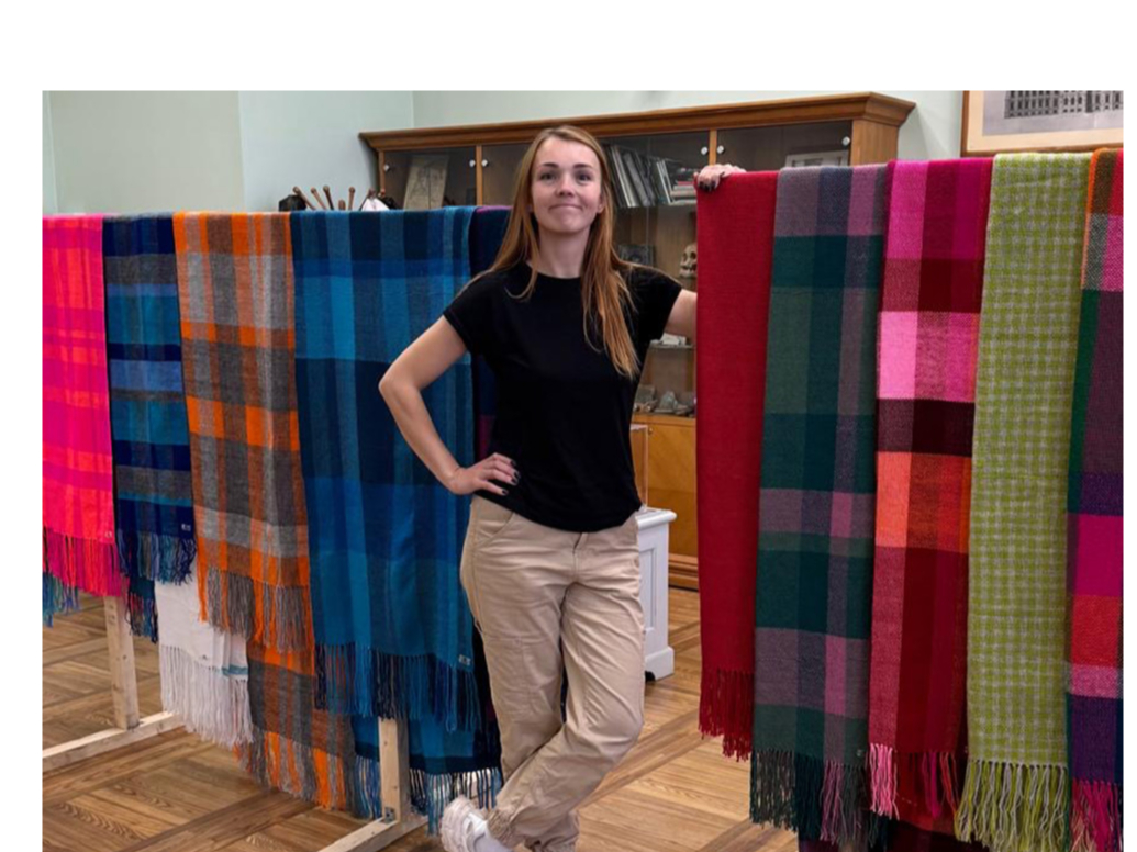 Gada laikā Laura Šnitkus uzaudusi veselas divsimt šalles. Tās darinātas gan izstādēm, gan pārdošanai.