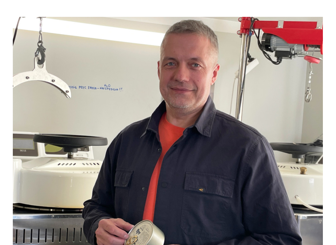 Pēc pārdesmit darba gadiem policijā Edgars Leimanis devās izdienas pensijā un nu viņam Kaives pagastā ir gaļas konservu fabrika.