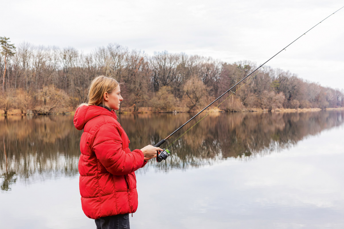 Makšķerēšana ezerā no krasta.