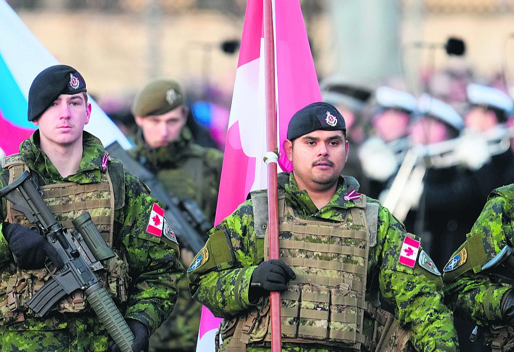 Kanādas karavīri Latvijas Republikas 107. gadadienai veltītajā militārajā parādē Rīgā 11. novembra krastmalā.
