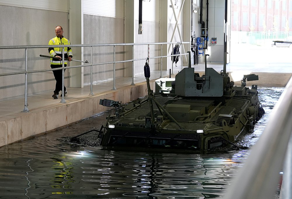 Eiropai neatliekami jāpastiprina sava militārā ražošana. Attēlā: "Patria" 6x6 bruņumašīnas izmēģinājumu demonstrējums ražotnē Valmierā.
