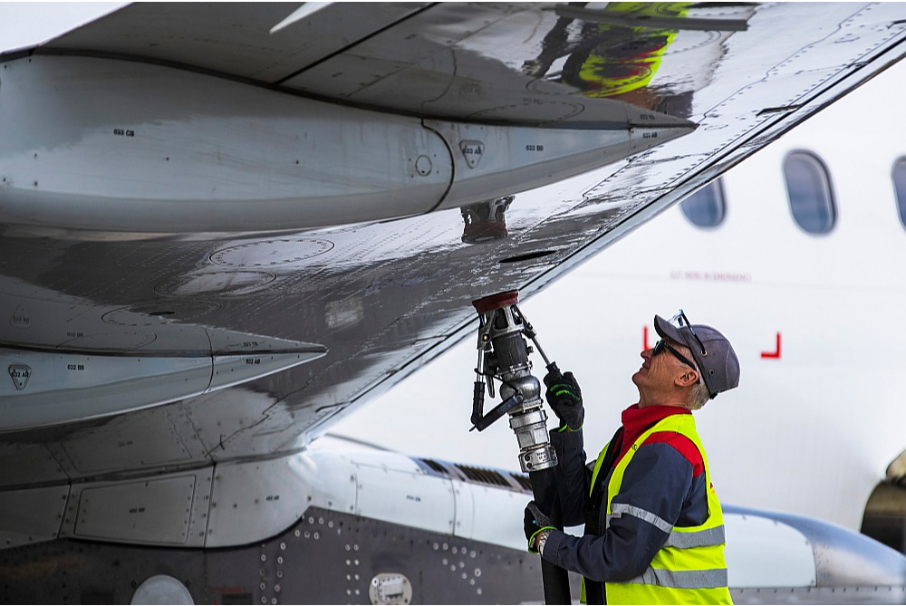 Degviela parasti veido 20–40% no aviokompāniju darbības izmaksām. Tāpēc, ja degviela joprojām saglabāsies dārga un tās cena augs vēl, tad sagaidāms, ka sadārdzināsies arī biļešu cenas.