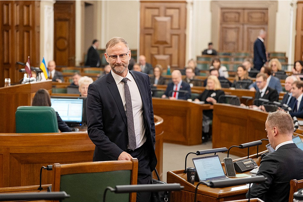 Par satiksmes ministra Ata Švinkas demisiju nobalsoja 48 deputāti, pret bija 50, bet viens atturējās.