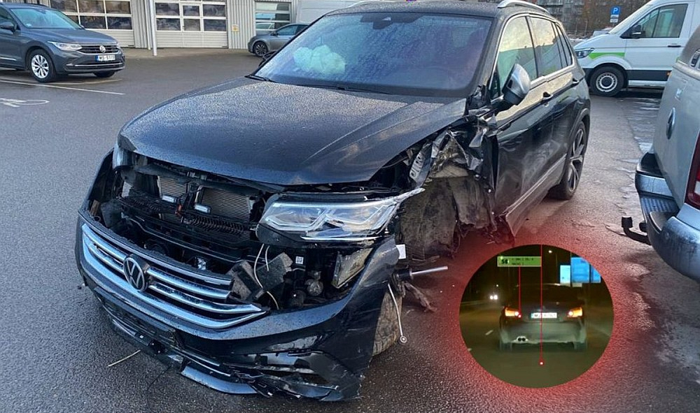 Pakaļdzīšanās laikā avarēja arī netrafarētais policijas auto "VW Tiguan" – autoservisā nobildētajā fotogrāfijā redzami tās bojājumi.