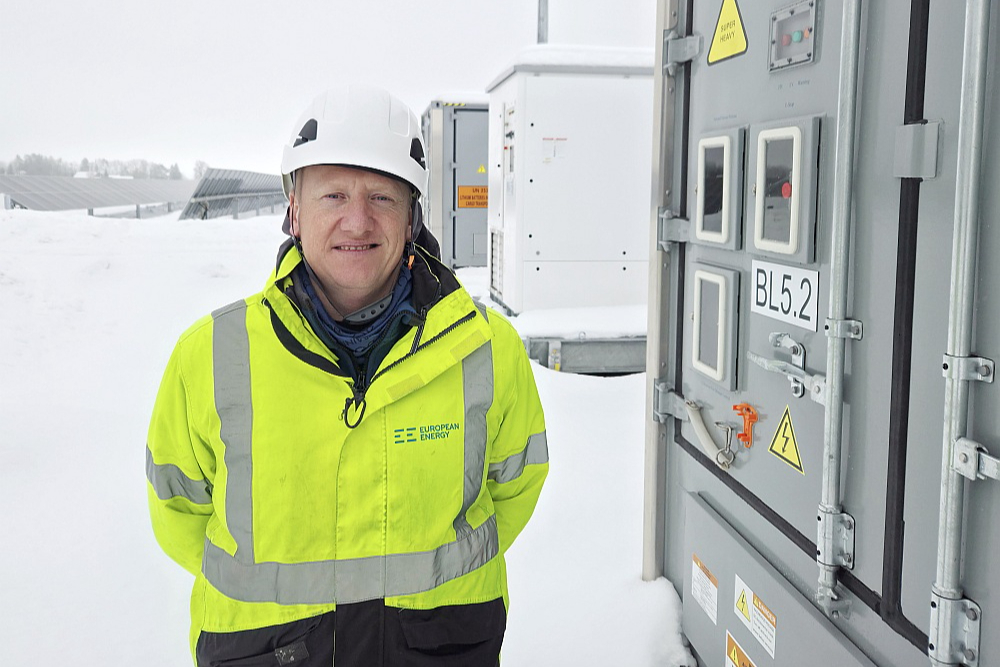 "Šajās dienās ekspluatācijā tiks nodota 65 megavatstundu (MWh) ietilpīga akumulatoru iekārta, kas ir pievienota 78,5 megavatu (MW) jaudīgajam Anīkšču saules parkam. Nākamais projekts tiks būvēts Saldū, kur mēs šovasar uzstādīsim 105 MWh akumulatoru, kas tīklam tiks pieslēgts šī gada vasarā," informē "European Energy" būvniecības projekta vadītājs Artūrs Neimanis.