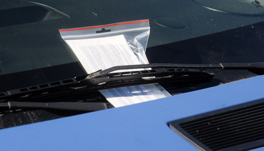 Autostāvvietas "EuroPark" darbinieka izrakstītā soda kvīts.