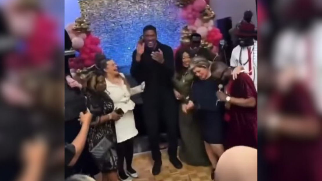 Entonijs Džošua Mātes dienas pasākumā.