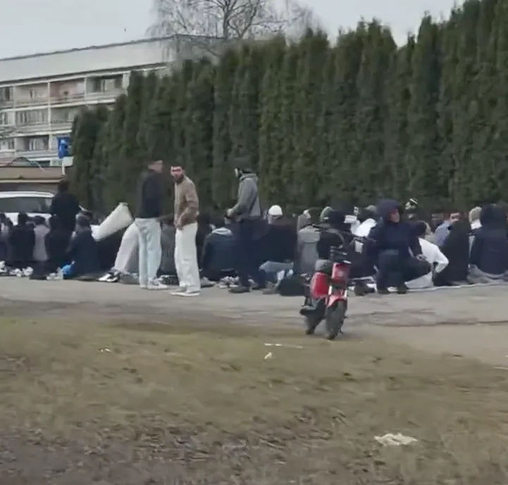 Musulmaņu masveida lūgšanās Pļavniekos. 