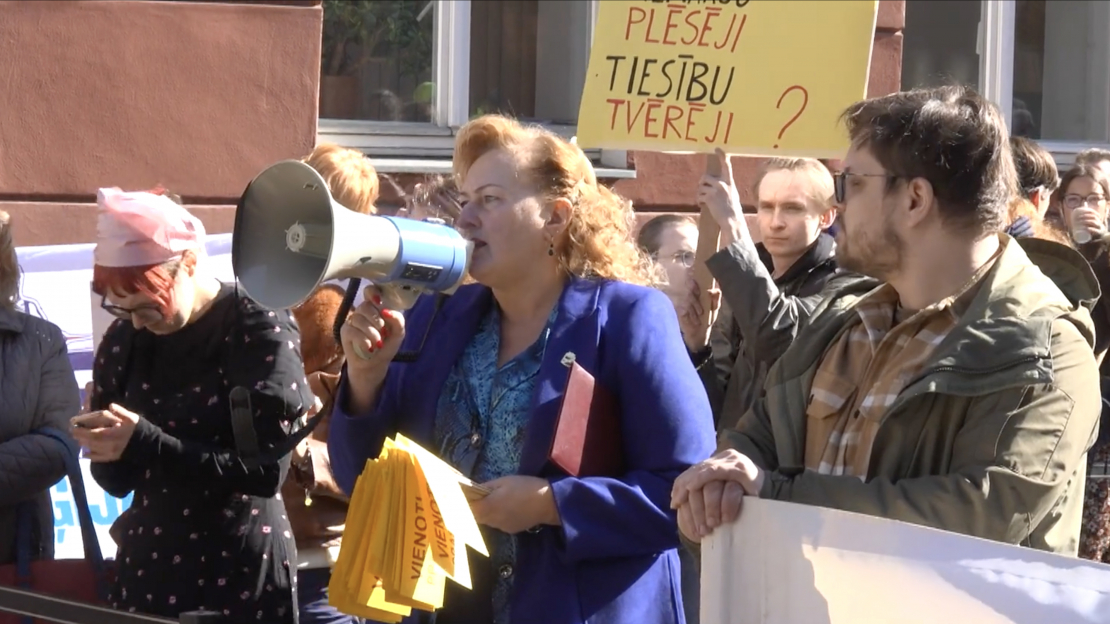 Protesta akcija pie Saeimas, lai aizsargātu darbinieku tiesības uz pienācīgu un taisnīgu samaksu par virsstundu darbu.