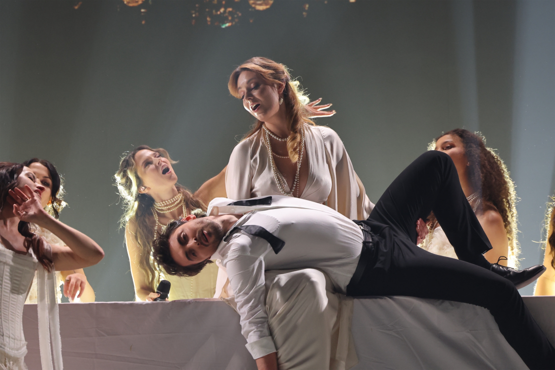 Muzikālā šova "Koru kari" trešā tiešraide.