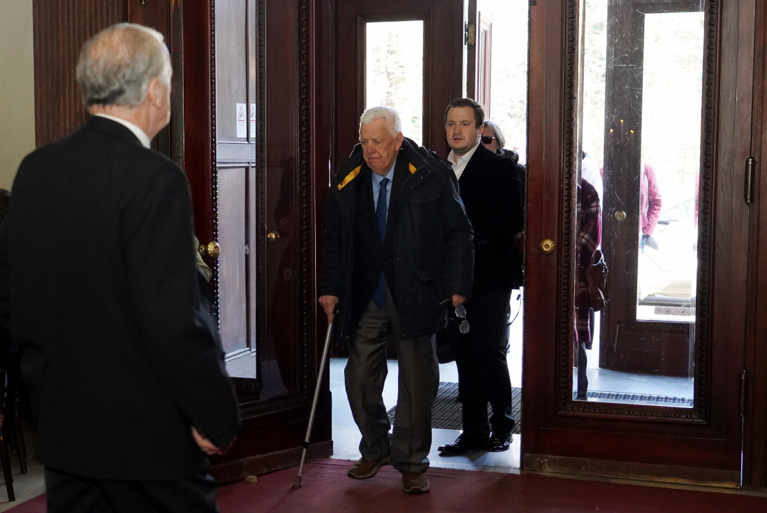 Maestro Raimonds Pauls (centrā) ierodas atvadīties no mūžībā aizgājušā kino un teātra režisora Jāņa Streiča Rīgas Latviešu biedrības nama Lielajā zālē.