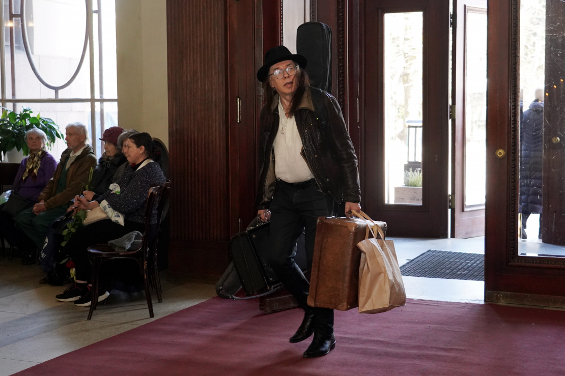 Rīgas Latviešu biedrības nama Lielajā zālē notiek atvadīšanās no kino un teātra režisora Jāņa Streiča.