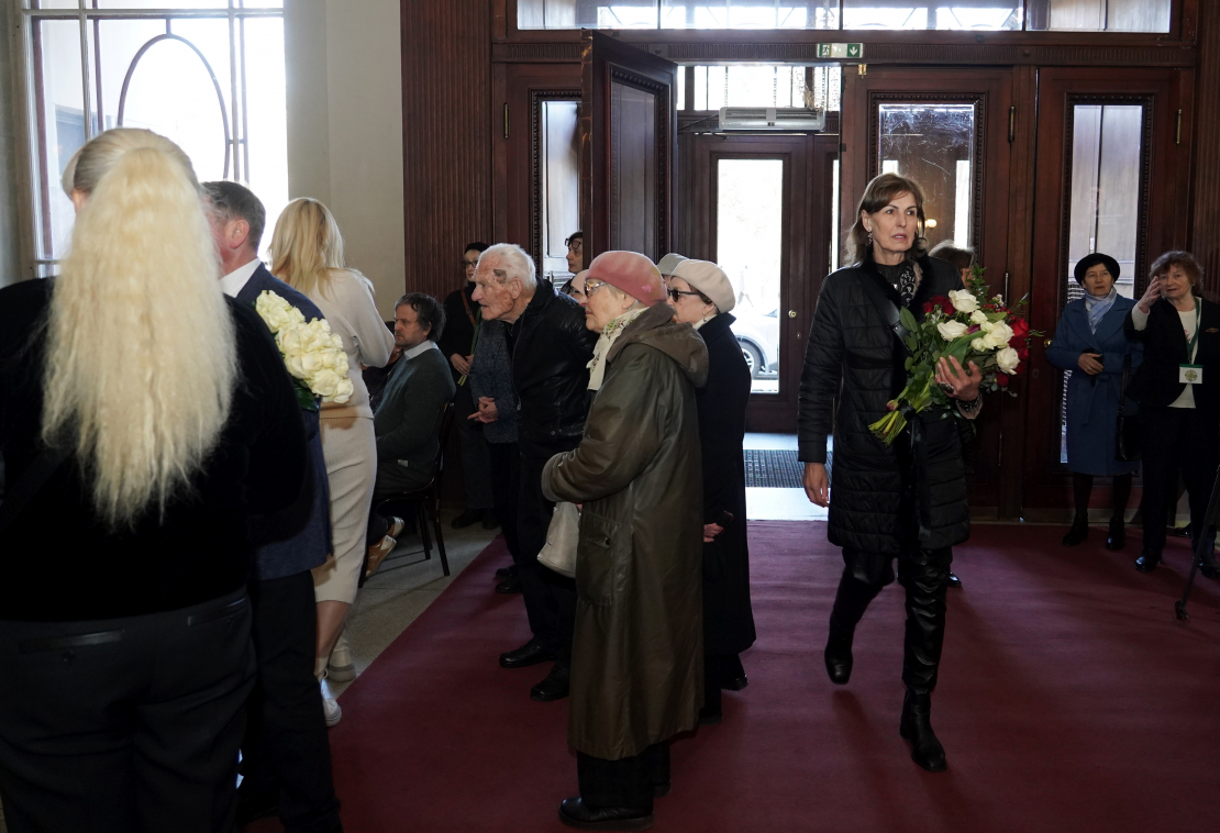 Rīgas Latviešu biedrības nama Lielajā zālē notiek atvadīšanās no kino un teātra režisora Jāņa Streiča.