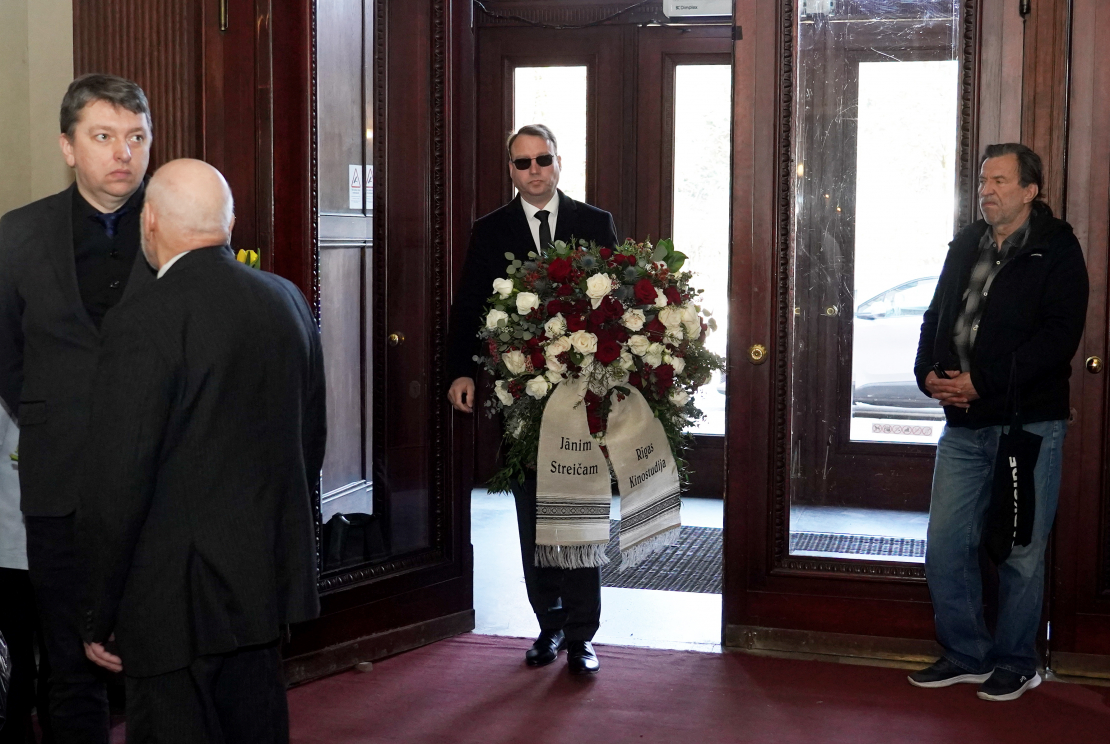 Rīgas Latviešu biedrības nama Lielajā zālē notiek atvadīšanās no kino un teātra režisora Jāņa Streiča.