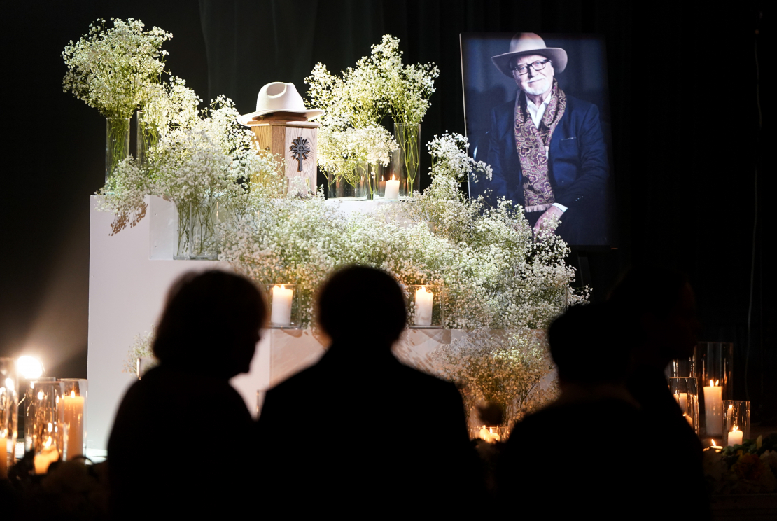 Rīgas Latviešu biedrības nama Lielajā zālē notiek atvadīšanās no kino un teātra režisora Jāņa Streiča.