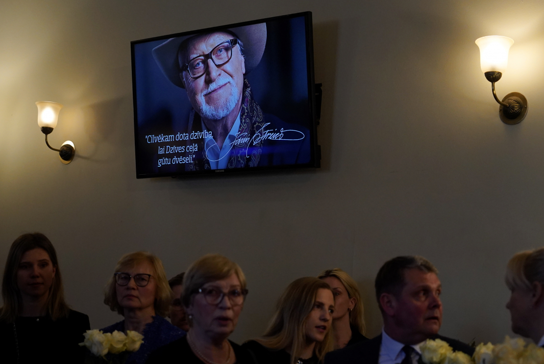 Rīgas Latviešu biedrības nama Lielajā zālē notiek atvadīšanās no kino un teātra režisora Jāņa Streiča.