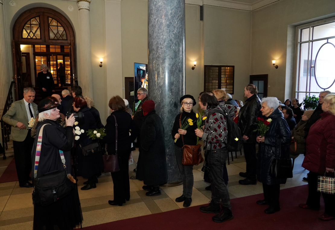 Rīgas Latviešu biedrības nama Lielajā zālē notiek atvadīšanās no kino un teātra režisora Jāņa Streiča.