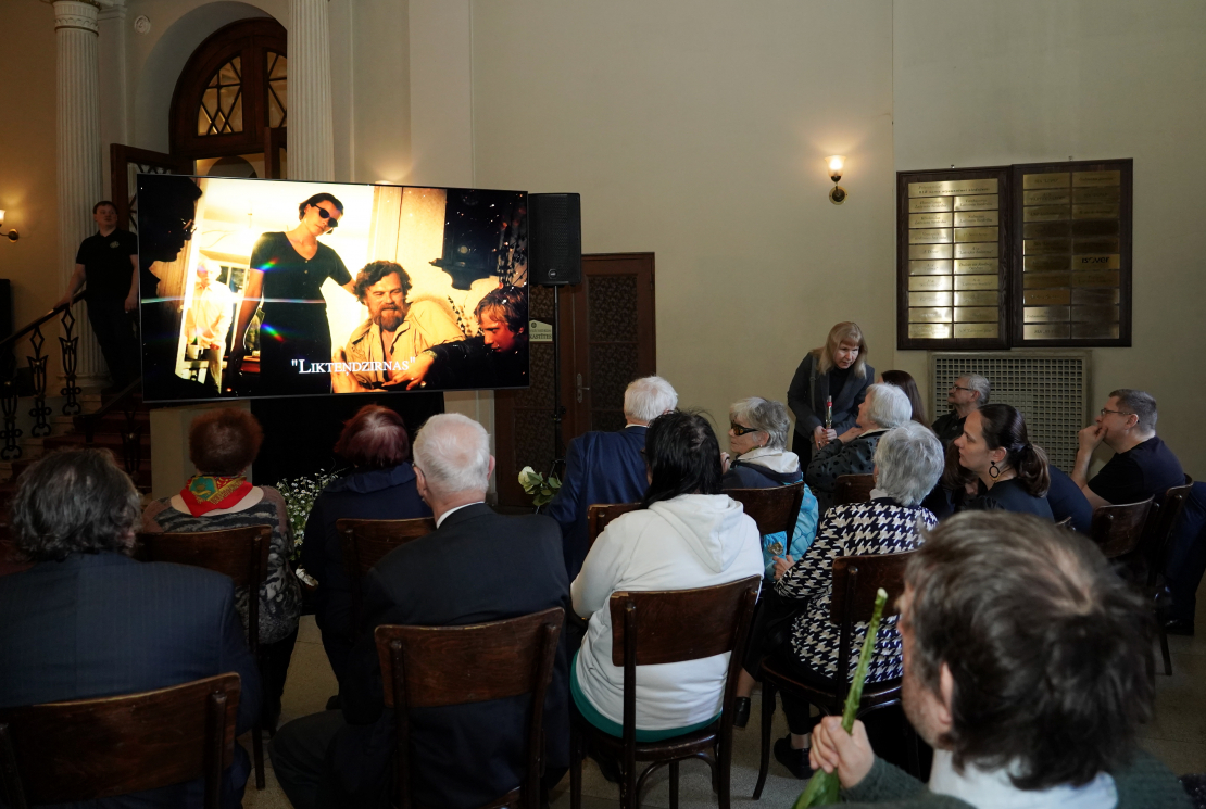 Rīgas Latviešu biedrības nama Lielajā zālē notiek atvadīšanās no kino un teātra režisora Jāņa Streiča.