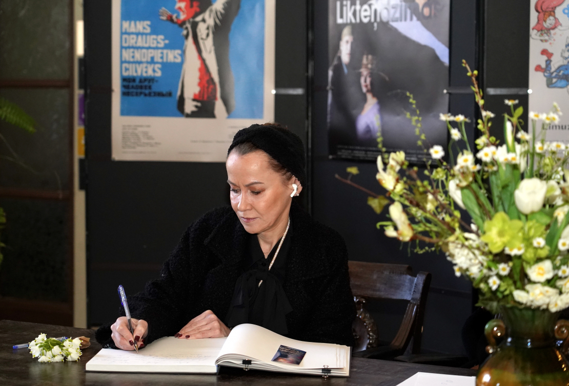 Aktrise un režisore Rēzija Kalniņa ieradusies atvadīties no mūžībā aizgājušā kino un teātra režisora Jāņa Streiča Rīgas Latviešu biedrības nama Lielajā zālē.