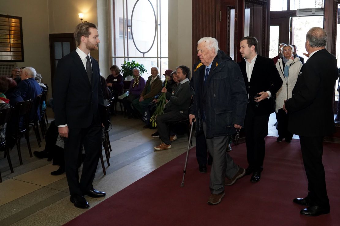 Maestro Raimonds Pauls (centrā) ierodas atvadīties no mūžībā aizgājušā kino un teātra režisora Jāņa Streiča Rīgas Latviešu biedrības nama Lielajā zālē.