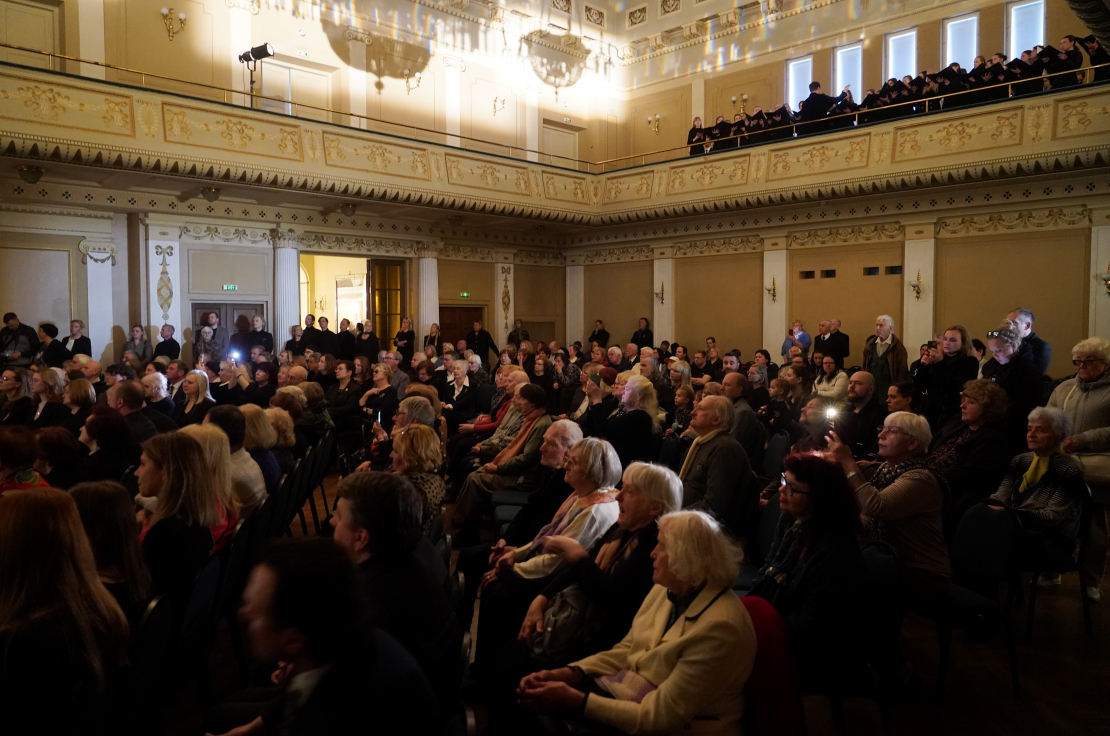 Rīgas Latviešu biedrības nama Lielajā zālē notiek atvadīšanās no kino un teātra režisora Jāņa Streiča.