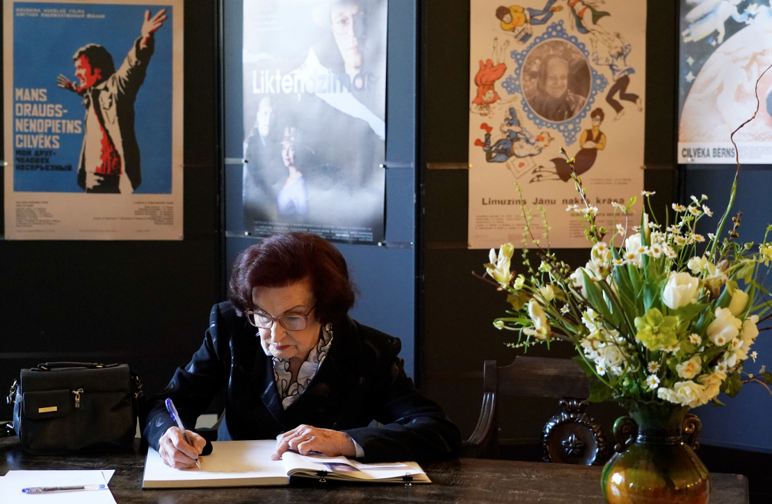 Aktrise Olga Dreģe ieradusies atvadīties no mūžībā aizgājušā kino un teātra režisora Jāņa Streiča Rīgas Latviešu biedrības nama Lielajā zālē.