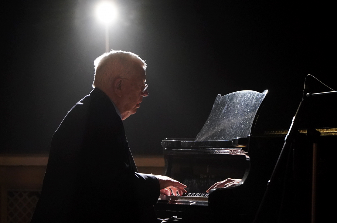 Maestro Raimonds Pauls uzstājas Rīgas Latviešu biedrības nama Lielajā zālē, kur notiek atvadīšanās no kino un teātra režisora Jāņa Streiča.