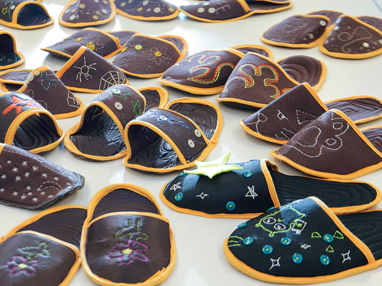 Izšūtās čībiņas.