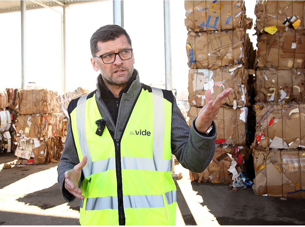 "Eco Baltia Vide" direktors Andris Ziemelis: "Katrai dedzināšanai sūtītajai kravai veic analīzes. Ik pēc desmit dienām saņemam atskaiti par sūtītā materiāla kvalitāti. Svarīgākie rādītāji ir siltumspēja un mitrums. Nedrīkst būt pārsniegti arī hlora un dzīvsudraba piemaisījuma rādītāji.