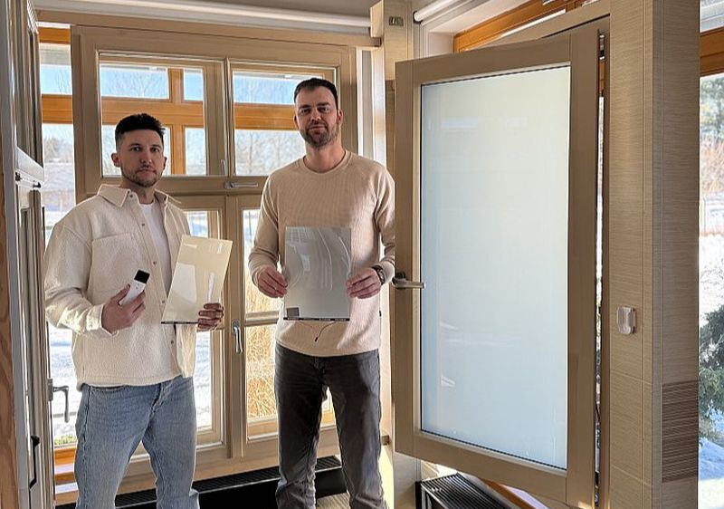 "Šobrīd aktīvi informējam logu ražotājus un potenciālos klientus par viedās plēves tehnoloģijas pieejamību un priekšrocībām, vietējā tirgū vairojot sapratni par šādu risinājumu," saka uzņēmuma "Filmbase" līdzīpašnieks Edgars Damalts (pa labi), neslēpjot, ka uzņēmums sadarbībā ar logu ražotājiem plāno startēt arī eksporta tirgos.