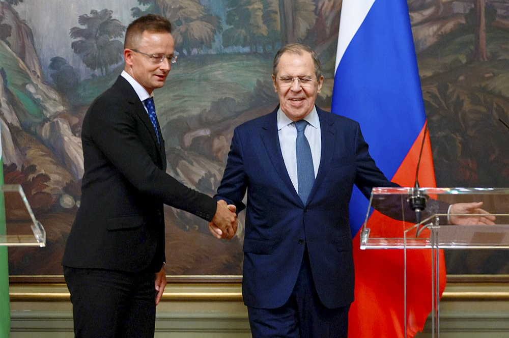 Ungārijas ārlietu ministrs Pēters Sijārto (no kreisās) un Krievijas ārlietu ministrs Sergejs Lavrovs preses konferencē Maskavā 2022. gada 21. jūlijā. Kopš Krievijas pilna mēroga iebrukuma Ukrainā 2022. gada februārī Sijārto Krieviju ir apmeklējis 16 reizes.