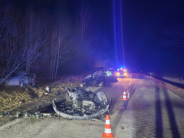 Pēc "BMW" sadursmes ar "Toyota Hilux" limuzīns sadalījies fragmentos, bet džips pārlidojis grāvim, kur to apturējis mežs.