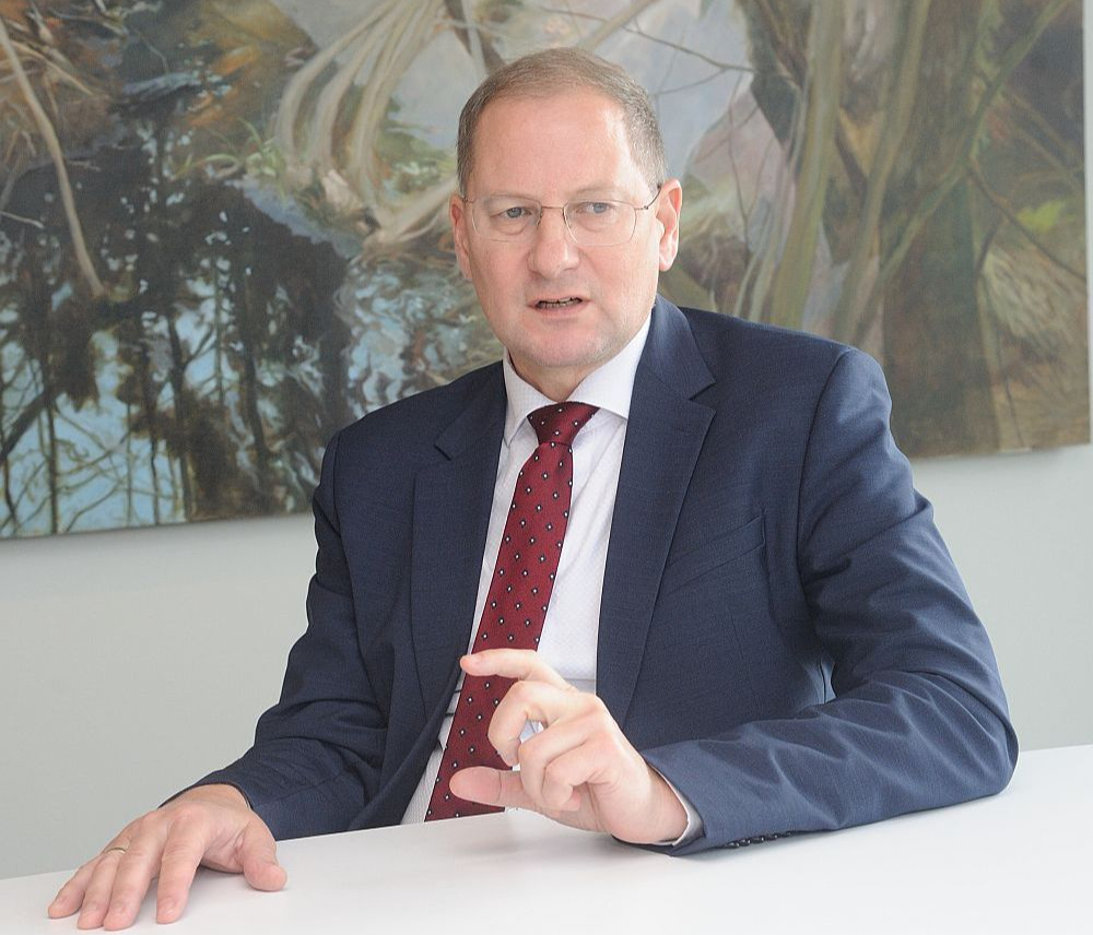 "Arī mājsaimniecībām arvien svarīgāk kļūst nošķirt to, ko tās var un ko nevar ietekmēt. Tā būtu prioritāšu noteikšana, atsakoties no nebūtiskiem tēriņiem, iespējams, arī lielāku pirkumu atlikšana uz stabilāku kopējo situāciju. Šajā stratēģijā iekļaujas arī piemājas dārzi un siltumnīcas, atgriešanās pie pārtikas audzēšanas pašpatēriņam," domā Edgars Voļskis.