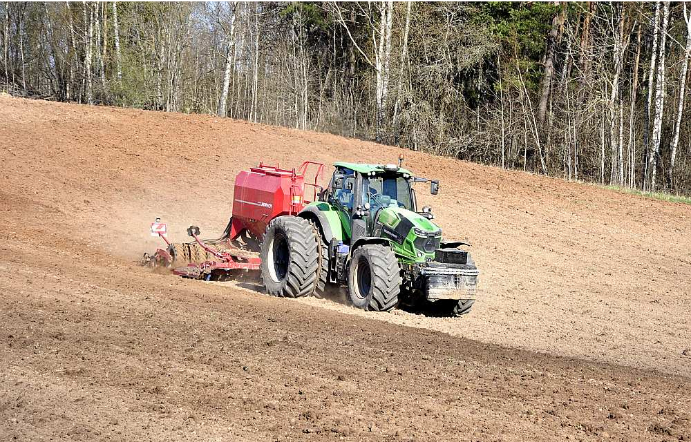 Augstās dīzeļdegvielas cenas ietekmē arī lauksaimniekus. "Lauksaimniecībai ir svarīga loma mūsu valsts ekonomikā, īpaši attiecībā uz pārtikas ražošanu. Mums ir jāpalīdz zemniekiem šajā energokrīzes situācijā, lai Latvijas laukos jau tuvākajā laikā sekmīgi varētu sākt pirmos pavasara darbus," iepriekš norādījuši Zaļo un zemnieku savienības pārstāvji, aicinot valdību samazināt akcīzes nodokli degvielai.