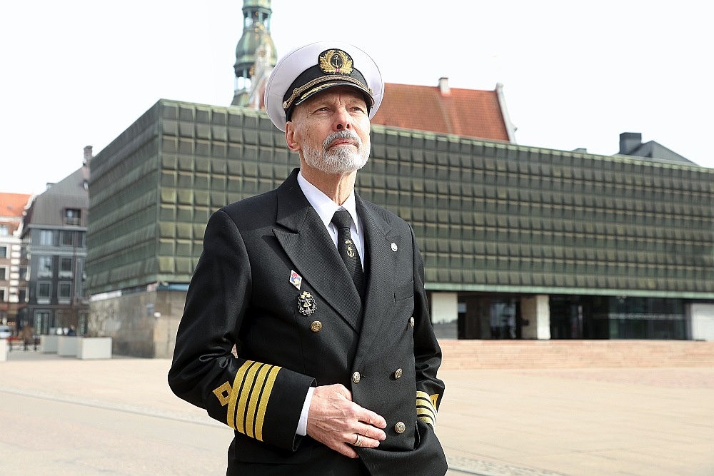 "Mani padomju laikos uzskatīja par muļķi un pazemoja, tāpat arī tagad uzskata un pazemo, ka neesmu cienīgs būt par padomju režīma represiju upuri. Man neko vairs nevajag un esmu piedevis saviem pāridarītājiem, bet mana vienīgā vēlēšanās ir, lai Latvijas valsts izrāda cieņu un godu manam tētim Izidoram Cibulim, kurš pašaizliedzīgi cīnījās par Latviju," saka Alberts Cibulis.