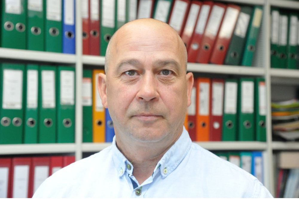 "Daļa sēs, daļa nesēs. Pērnais rudens bija ļoti smags – slapjš, un fiziski nevarēja uzbraukt uz lauka, lai iesētu ziemājus. Līdz ar to palika lielāks īpatsvars vasarājiem, dažām saimniecībām līdz pat 40% pieauga platības, kas jāapsēj šopavasar," saka biedrības "Zemnieku saeima" valdes priekšsēdētājs Juris Lazdiņš, vērtējot situāciju lauksaimniecībā, kad degvielas cena jau pieaugusi par 40%, bet minerālmēsliem – līdz pat 50%.