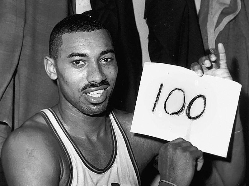 Vilts Čemberlens pozē ar zīmīti, kurā redzams, cik punktu viņš sametis pretinieku grozā vienas spēles laikā. Tas joprojām ir viens no ikoniskākajiem NBA rekordiem.