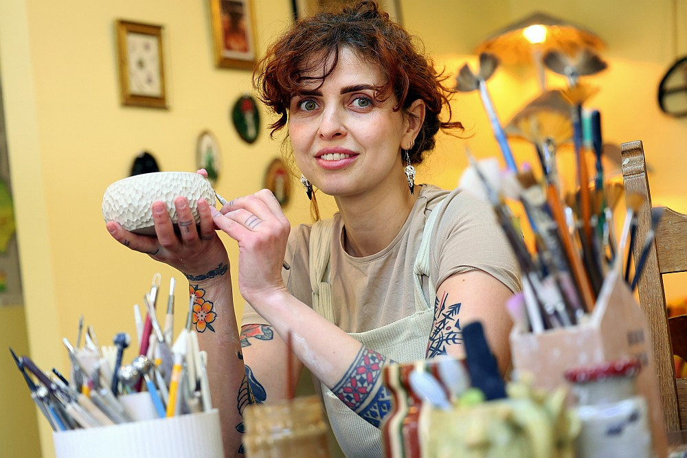 "Es nebūtu izturējusi, ja man nebūtu iespējas darīt to, ko es mīlu," saka ukraiņu māksliniece Polina Krasavina, kura kādā Vecrīgas ieliņā atvērusi keramikas studiju veikaliņu.