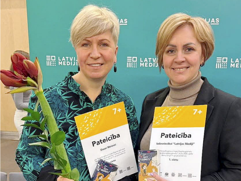 Tulkotāja Dace Meiere (no kreisās) kopā ar izdevniecības "Latvijas Mediji" direktori Kristīni Kirkilu.