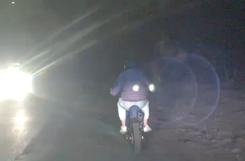 Bēgošais motocikla vadītājs.