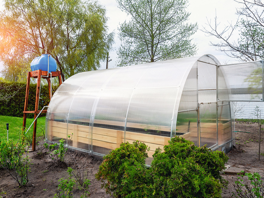 Lai atvieglotu augu laistīšanu siltumnīcā, augu mājā var ierīkot pilienlaistīšanas sistēmu.